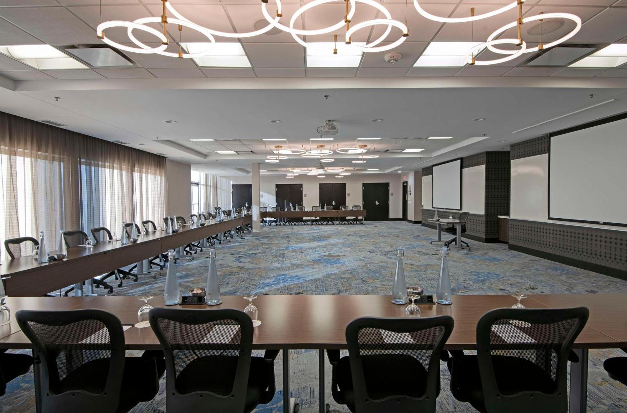 Hotel Doubletree By Hilton West Edmonton Exterior foto